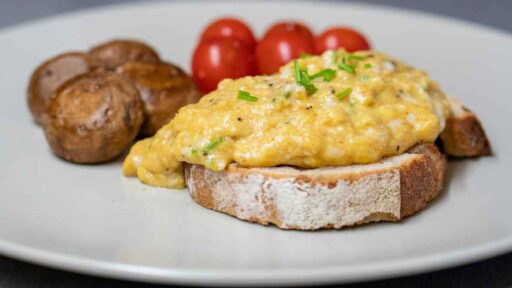 how-to-reheat-scrambled-eggs-featured