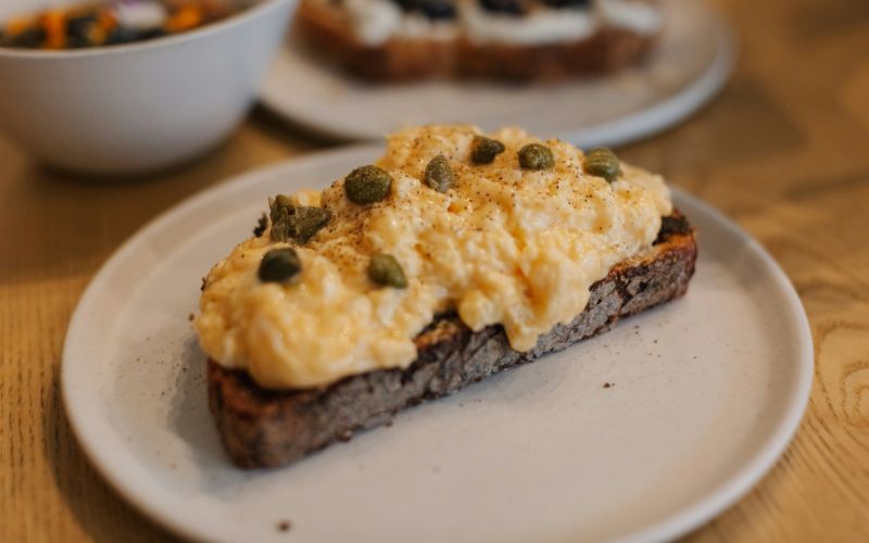 how-to-reheat-scrambled-eggs-tips