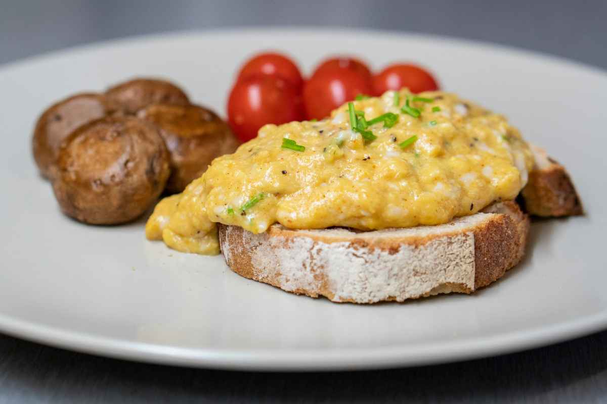 how-to-reheat-scrambled-eggs-featured