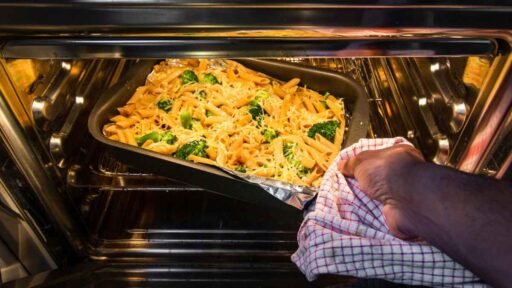 how-to-reheat-baked-mac-and-cheese-featured