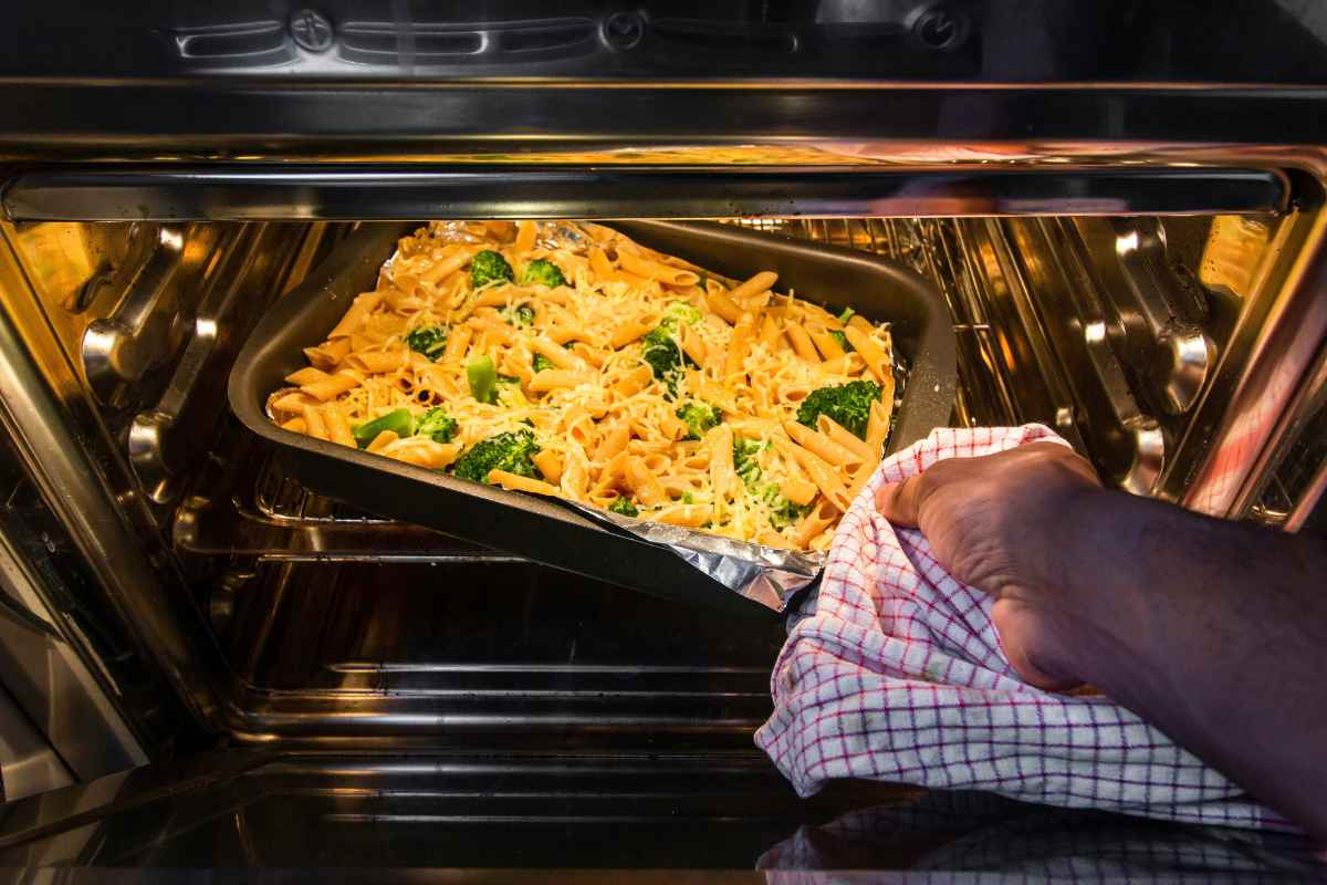how-to-reheat-baked-mac-and-cheese-featured