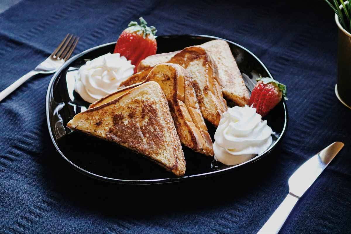 how-to-reheat-french-toast-featured