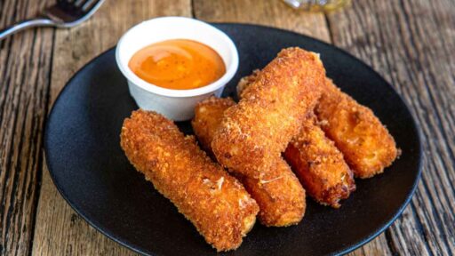 how-to-reheat-mozzarella-sticks-featured