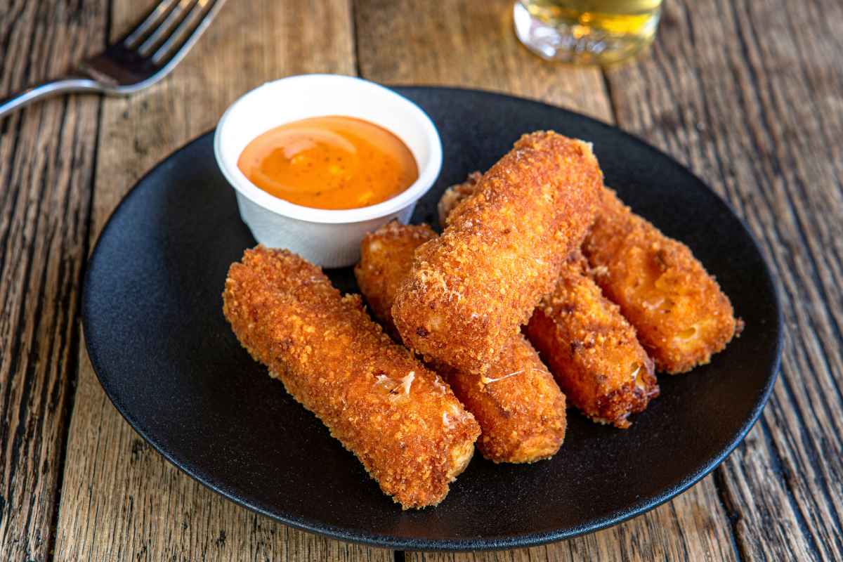 how-to-reheat-mozzarella-sticks-featured